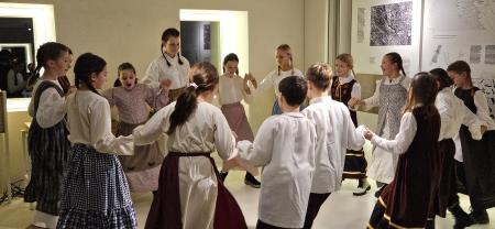 Folklorna skupina in godci OŠ Podgora Kuteževo (1)